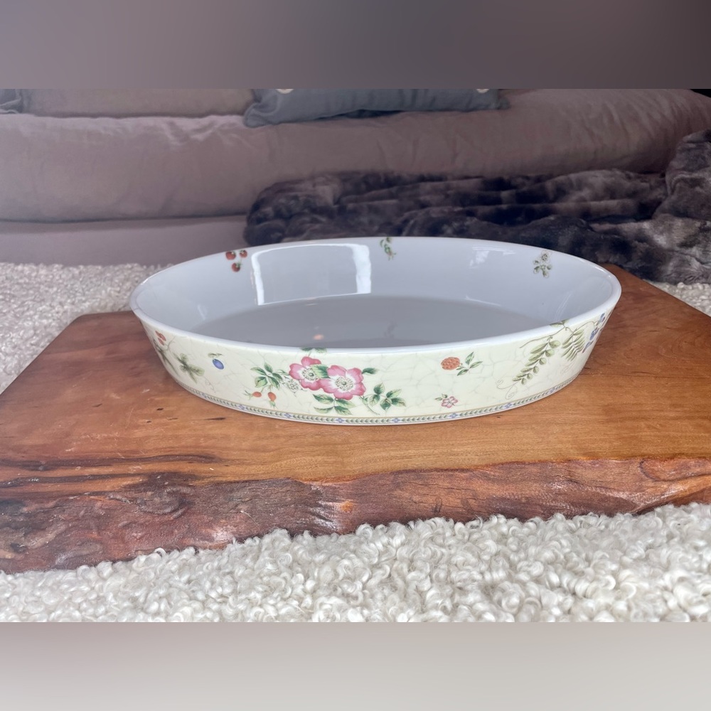 Wedgwood Oval Vegetable Dish. 11”x8”x2”.‎ 1997 Fleur pattern